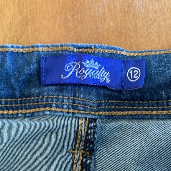 Royalty Distressed Capri Jeans Size: 12 - Picture 6 of 13